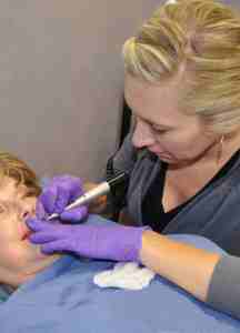 stephanie-performing-permanent-makeup permanent makeup lips